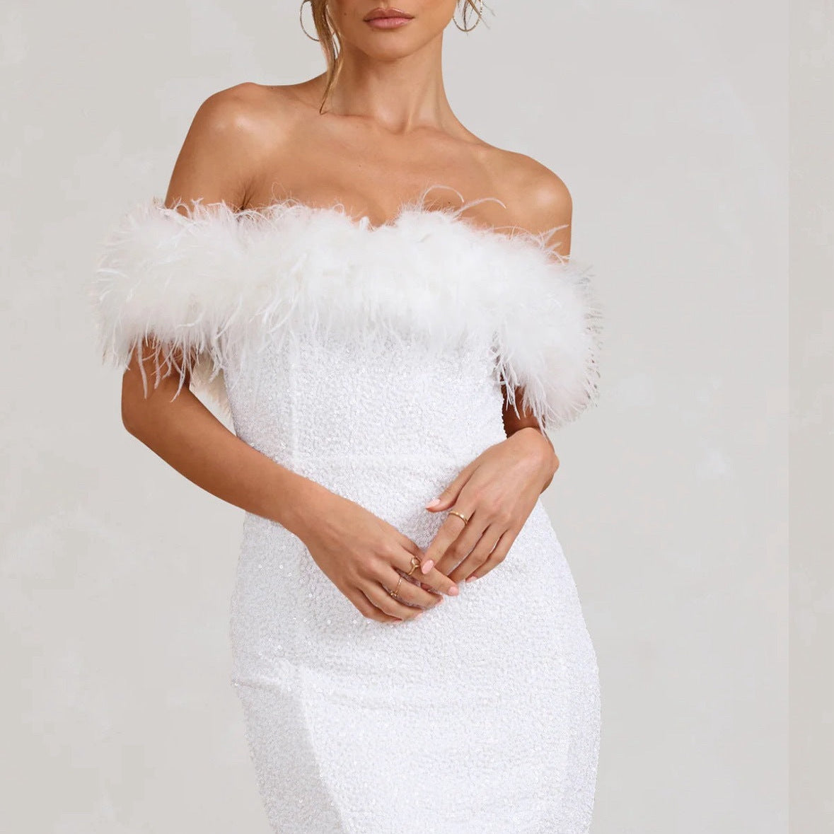 Robe Mini à Paillettes Hors-Épaule avec Finition en Plumes