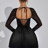 Robe Mini en Satin avec Manches Longues Embellies et Décolleté Carré