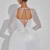 Robe Mini en Satin avec Manches Longues Embellies et Décolleté Carré